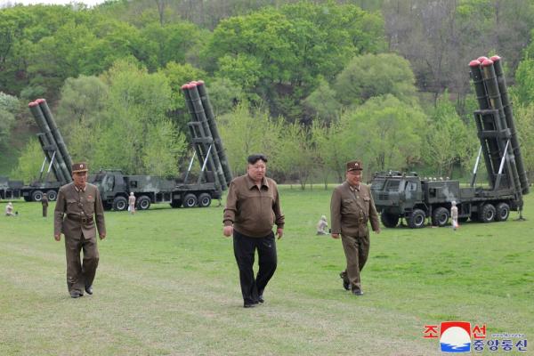 Kim Jong Unas stebėjo pirmąsias Šiaurės Korėjos „branduolinio paleidimo“ pratybas