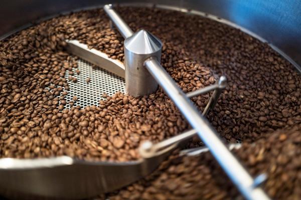 Kavos skrudinimas ir malimas: kaip ir kodėl reikia atlikti šiuos esminius kavos gamybos procesus?