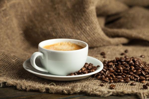 Kofeinas – ne tik kavos palydovas. Sužinokite, kokią naudą ir žalą duoda ši medžiaga