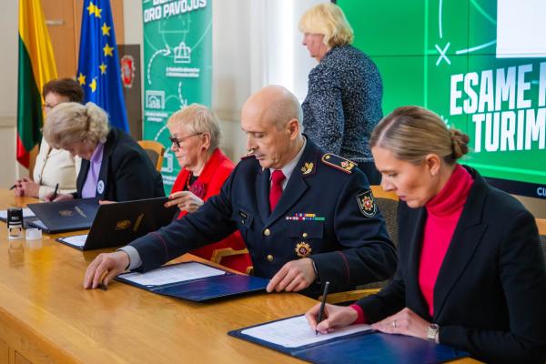 Pasirašytas senjorų ir VRM susitarimas: sieks stiprinti vyresnio amžiaus žmonių žinias civilinės saugos srityje