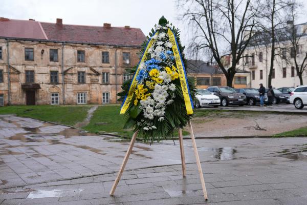 „Blue/Yellow“ iniciatyva Vilniuje: vainikai Ukrainos kariams