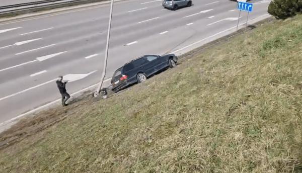 Vakariniame aplinkkelyje avarija – automobilis nuskriejo nuo kelio: formuojasi spūstys (video)