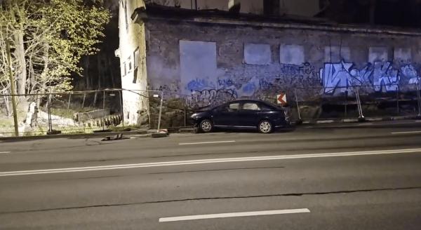 Drujos gatvėje girtas baltarusis taranavo namo sieną (video)