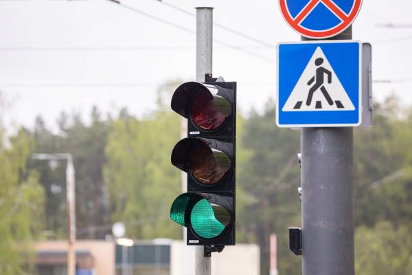 Vilniuje neblaivūs vairuotojai nulaužė šviesoforą