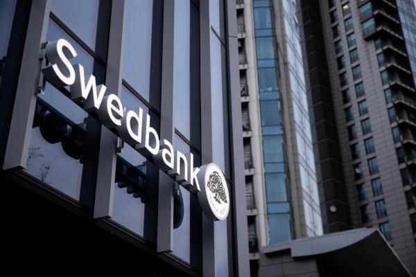 „Swedbank“ įspėja klientus: nebus galima atsiskaityti kortele