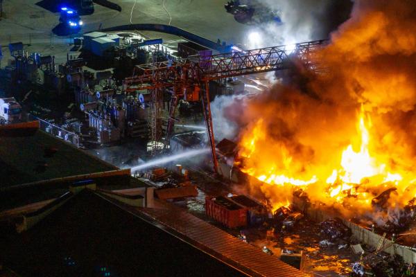 Vilniaus automobilių laužyne kilęs gaisras dar nelokalizuotas, tęsiami gaisro gesinimo darbai