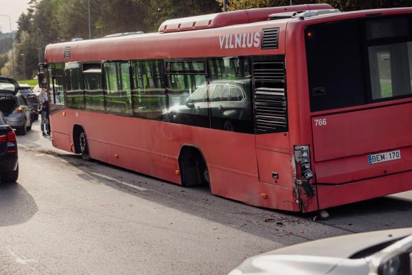 Neįprastas įvykis Vilniuje: autobusas „pametė“ ratą (nuotraukos)