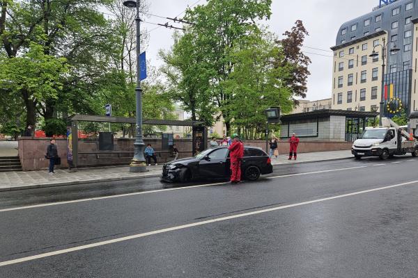 Vilniaus centre BMW vos neįskriejo į stotelę: sulaikė tik stulpas