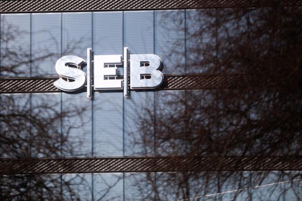SEB informuoja klientus: keisis bankomatų sistema