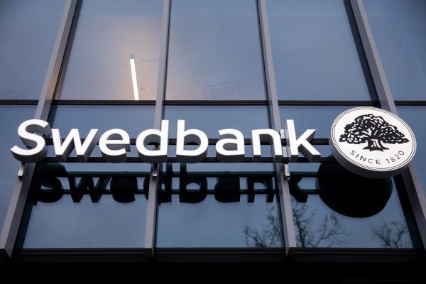 Prekes tenka palikti kasoje: sutriko Swedbank veikla, vartotojai negali atsiskaityti banko kortelėmis