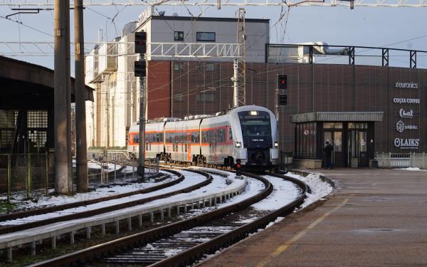 Vėl norima keisti traukinio Vilnius-Ryga maršrutą: prašo dar vieno sustojimo