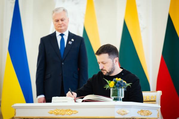 V. Zelenskis Vilniuje ragina įgyvendinti Vakarų paramos iniciatyvas, vėl prašo oro gynybos