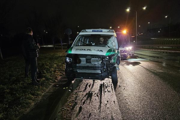 Neįprasta avarija: Policija susidūrė su gatvių valymo mašina