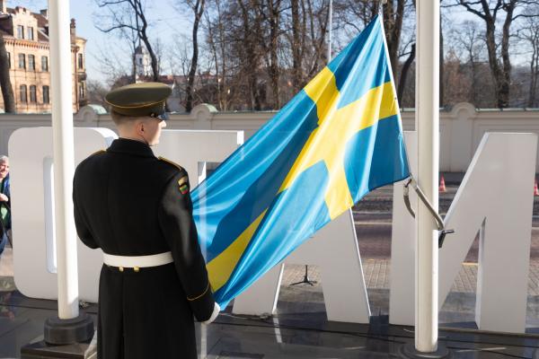 Prie Krašto apsaugos ministerijos iškilmingai iškelta Švedijos vėliava
