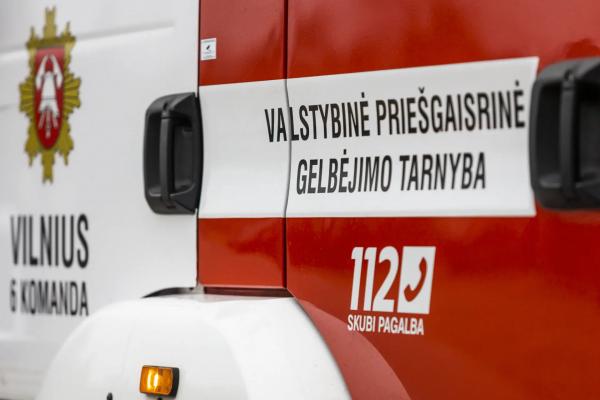 Vėl gaisras Vilniuje: užsidegė gamybinės patalpos