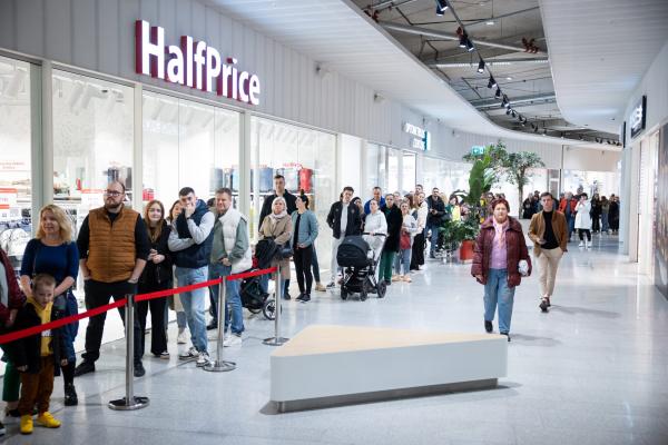 Šimtai žmonių susirinko į Lenkijos prekybos tinklo „Half Price“ parduotuvės atidarymą (nuotraukos)