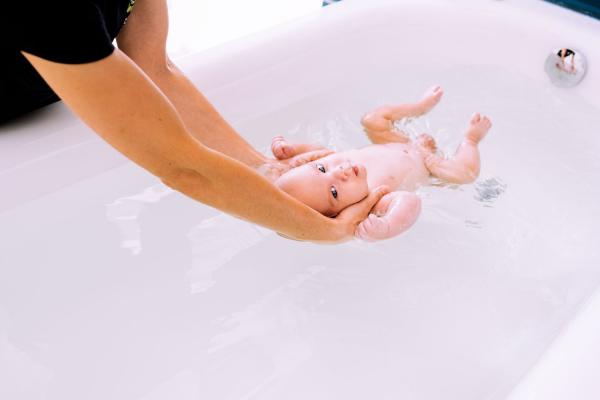 7 minučių iššūkis – kūdikio maudymo procedūra, apipinta mitais
