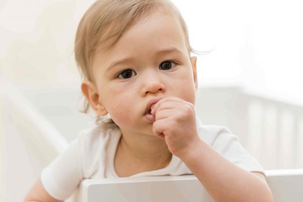 Nykštys burnoje – ar tai kenkia vaikui, padės nustatyti 3 požymiai