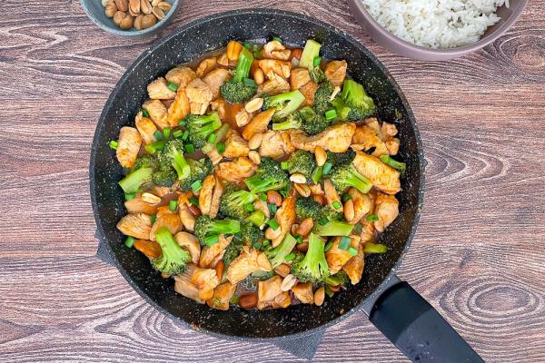 Brokolių troškinys su vištiena – įkvėptas kiniškos virtuvės