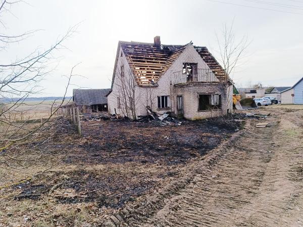 Milžemiuose užsiliepsnojo namas: gaisrą malšino kaimynas