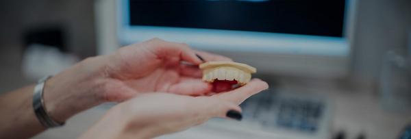 Esminiai skirtumai tarp dantų implantų ir dantų protezų