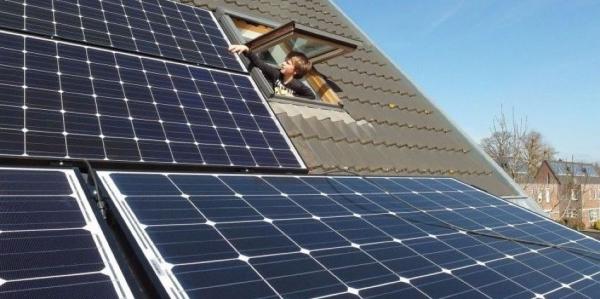 Paramą siūlo skirti tik saulės elektrines jau įsirengusiems gyventojams