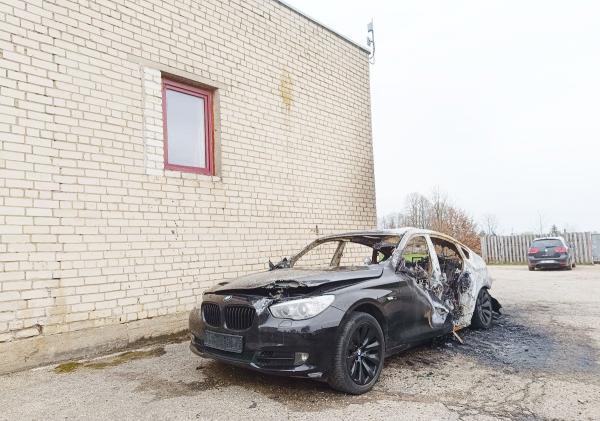 Kėdainiuose sudegė BMW