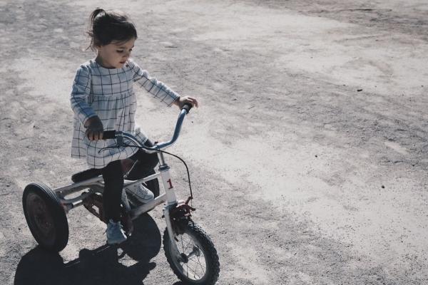 11 Patarimų kaip išmokyti vaiką važiuoti dviračiu