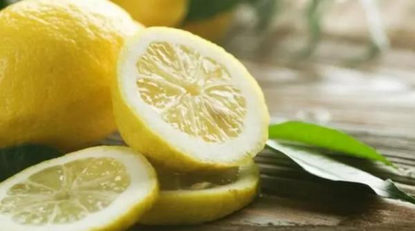Įvardyti keturi citrinos privalumai sveikatai