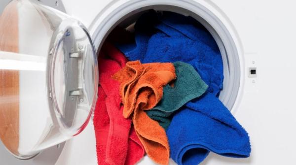 Kam sūdyti skalbinius skalbimo mašinoje: du zuikiai vienu šūviu