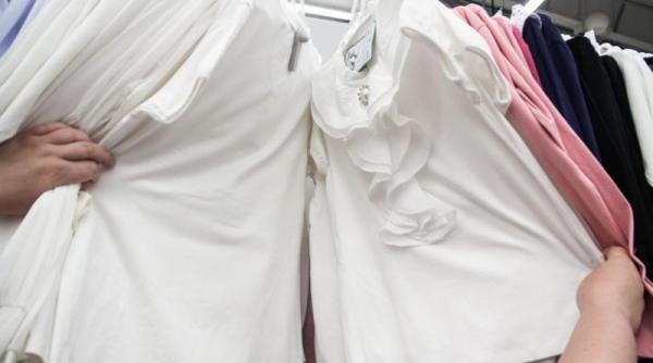 Kaip pašalinti rūdis nuo baltų marškinėlių: ši priemonė nepaliks nešvarumų pėdsakų