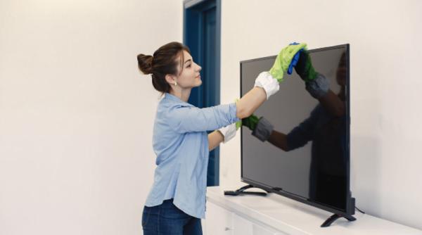 Kaip nuvalyti televizorių, kad ant ekrano neliktų dryžių: pirktinės ir naminės priemonės