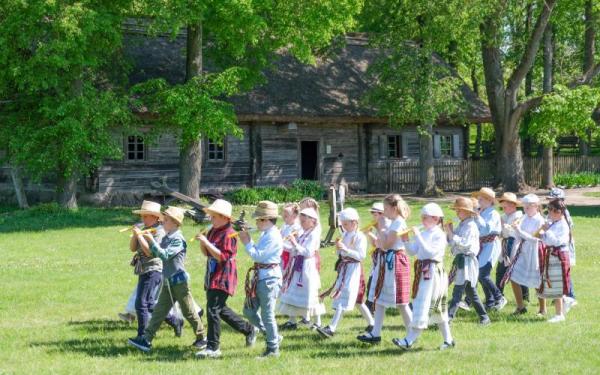 Kleboniškių kaimo buities muziejuje Sekmines šventė vaikai