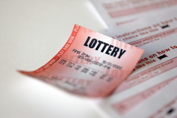 Džiaugsmas laimėjus loterijoje ilgai netruko – moterį apgavo sukčiai