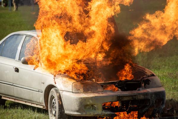 Ugniagesiai skubėjo gesinti „BMW“ automobilį
