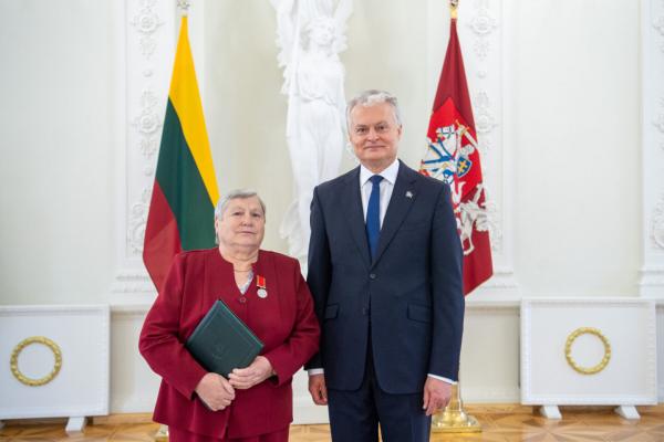 Motinos dienos proga Prezidentas įteikė apdovanojimus: tarp apdovanotųjų ir Marijampolės savivaldybės gyventoja