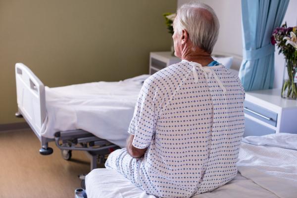 Senjorų artimieji susiduria su skaudžia realybe: laikas slaugos ligoninėje baigiasi, o kas toliau?