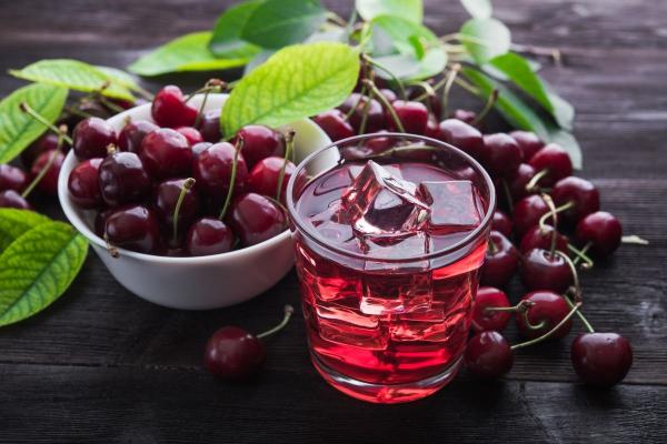 Vyšnių sultys: atgaivina, stiprina, gydo. Nuo peršalimo iki nemigos ir dar daugiau – tyrimais pagrįsta sulčių nauda