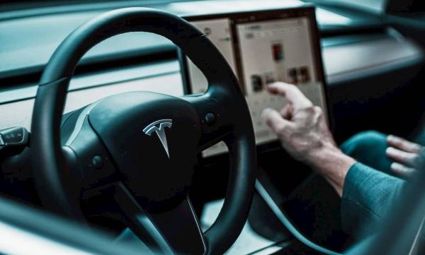Drastiškai smunka „Tesla“ automobilių perpardavimo vertė, atskleidė tyrimas