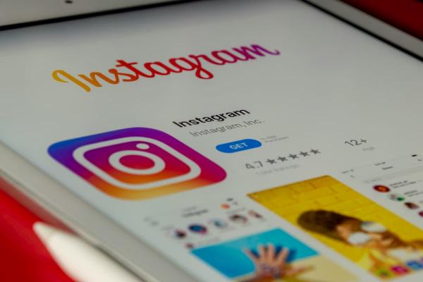 „Instagram“ atsinaujino: žinučių redagavimas, pokalbių prisegimas ir dar daugiau