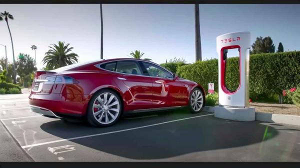 Atrodo, kad „Tesla“ pasirengusi pasiūlyti belaidį elektromobilių įkrovimą