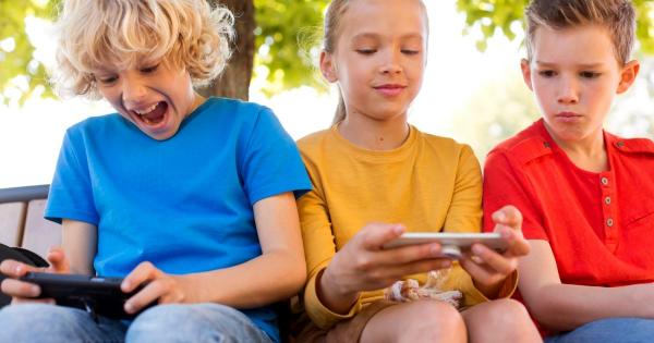 Atliktas tyrimas parodė: 9 iš 10 tėvų sutinka, kad jų vaiko telefonas turėtų būti kontroliuojamas