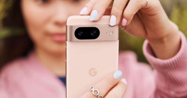 „Google“ ir vėl pakeitė savo nuomonę: paskelbė apie pokyčius, kurie „Pixel 8“ telefonų turėtojams leis išbandyti fantastišką naujovę