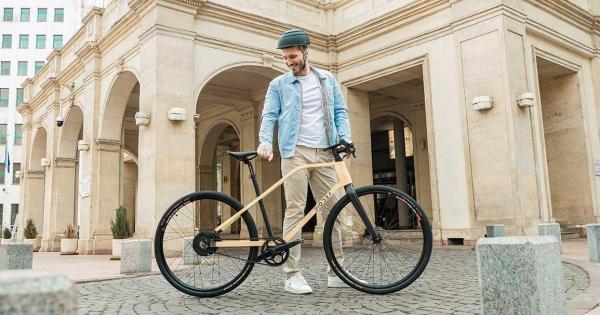 Rumunų startuolis pristatė išskirtinį elektrinį dviratį: lengviausias pasaulyje elektrinis dviratis, pagamintas iš bambuko