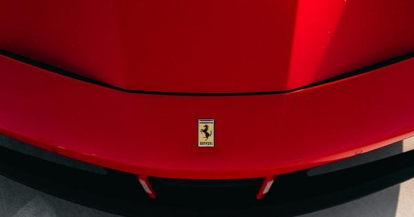 Elektromobilio pristatymui ruošiasi ir „Ferrari“: oficialus debiutas jau netrukus, vadovas patikino, kad naujasis modelis bus triukšmingas