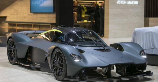 „Aston Martin“ keičia savo planus: bendrovė nusprendė atidėti pirmojo savo elektromobilio gamybą, paskelbtos ir to priežastys