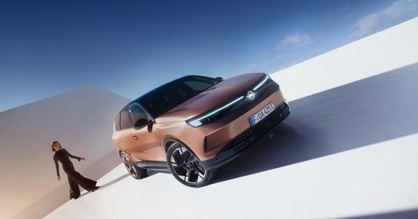 „Opel“ pristato stulbinantį naujos kartos „Grandland“ visureigį: elektromobiliams skirta platforma leidžia nuvažiuoti iki maždaug 700 km