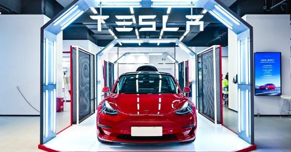 „Tesla“ suvienijo jėgas su baterijų gamintoja CATL: kurs greičiau įkraunamas baterijas, kas leistų pasiūlyti pigesnius elektromobilius