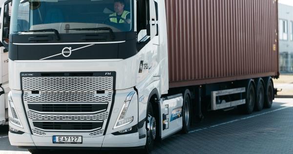 DFDS plečia savo elektrinių vilkikų planą: sudarė sutartį su „Volvo Trucks“ dėl 100 papildomų elektrinių sunkvežimių įsigijimo