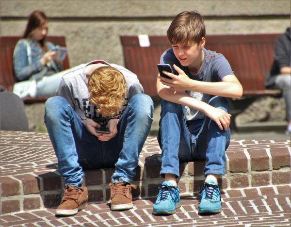 Atliktas tyrimas parodė: 9 iš 10 tėvų sutinka, kad jų vaiko telefonas turėtų būti kontroliuojamas